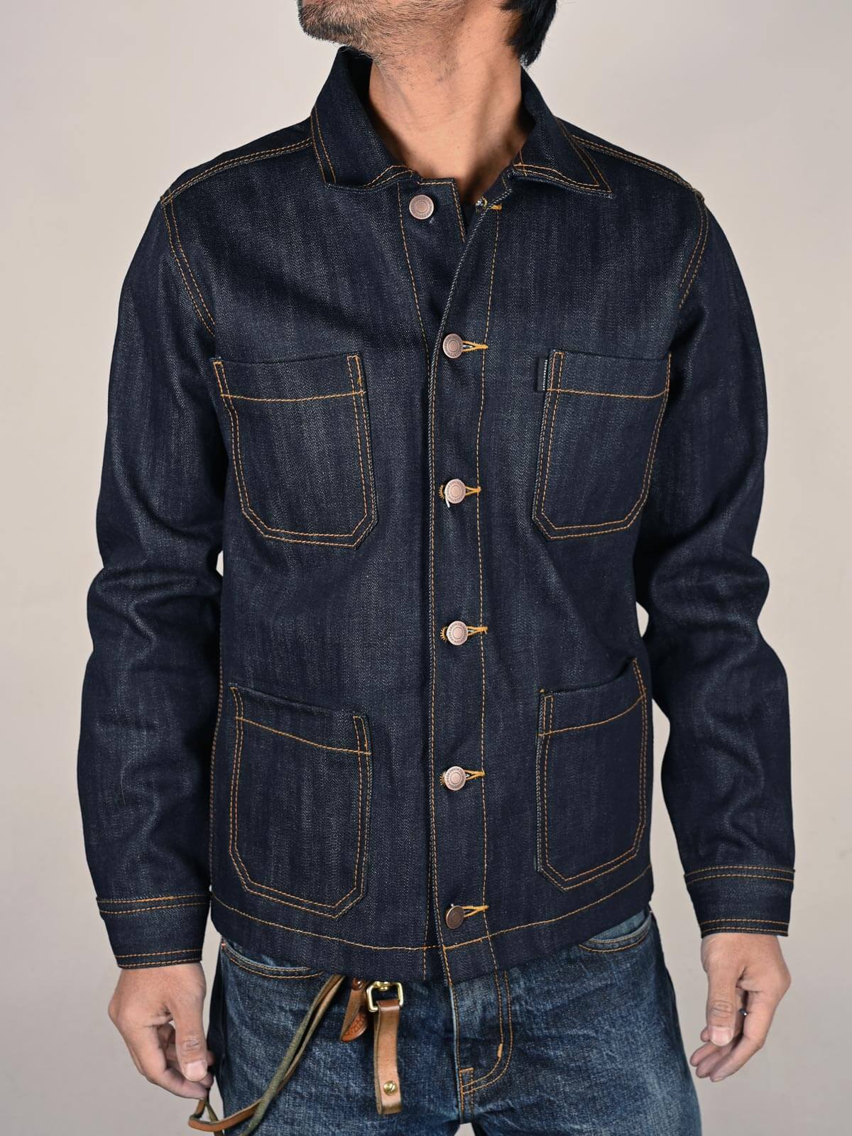 Chore style offers a workwear inspired jacket that is not only stylish but also offers a 4-pocket storage. It has two lower front pockets that are perfectly in line with the two chest pockets.